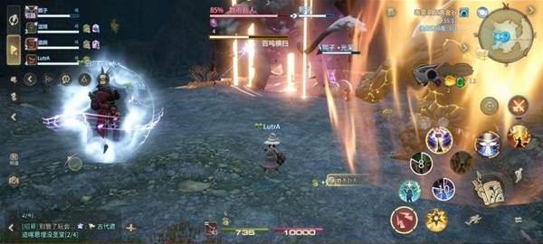 数币巨人眼中发出红光，地面上出现巨大的弧形红色预警圈，多名角色正朝远离锁定玩家的方向奔跑