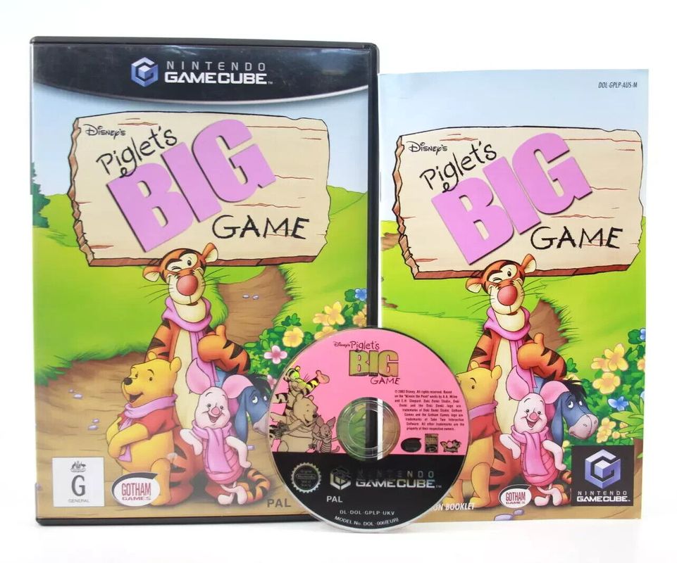 《小猪皮杰游戏》游戏画面截图，卡通风格的森林场景中光线昏暗，角色表情略显呆滞，整体氛围诡异压抑