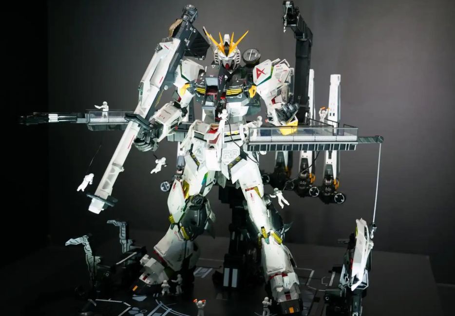 TAMASHII NATION 2024展会现场，解体匠机高达Mk-II在展台上展示，灯光聚焦下机体细节清晰可见，充满科技感