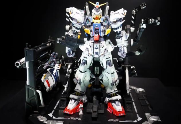高达Mk-II解体匠机正面展示图，机体站立姿态，双臂展开，展现关节与装甲分离结构