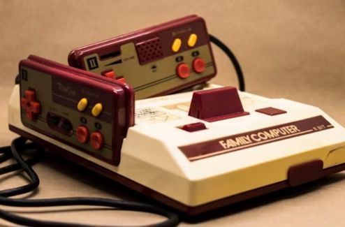 战斗界面展示，回合制战斗系统搭配动态光影与粒子特效，经典又不失现代感