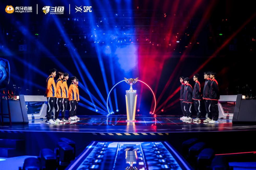 双平台大战现场选手神情专注，大屏幕显示斗鱼与虎牙战队对阵画面