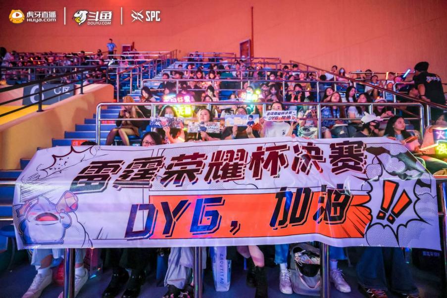 Fly操作姬小满突袭敌方后排，技能连招流畅引爆全场欢呼