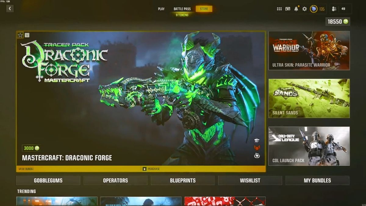 龙骑士皮肤在夜间地图中的战斗场景，绿色火焰特效照亮周围环境