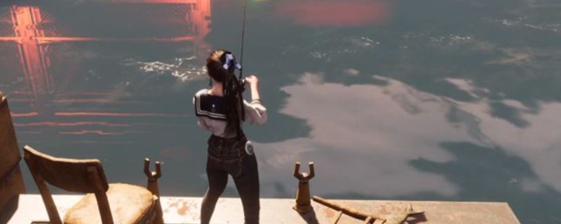 《剑星》游戏中角色在夜色下湖边钓鱼的场景，水面泛着蓝光，角色手持钓竿，准备收线