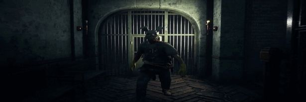 主角躲在柜子内，透过缝隙观察门外缓慢移动的巨大敌人，气氛极度紧张