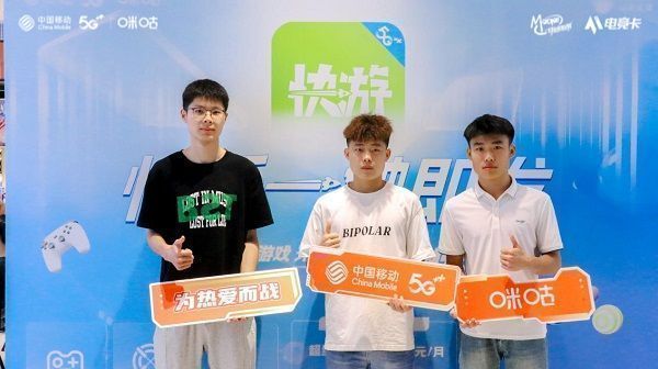 观众在互动区参与游戏挑战，工作人员正在发放奖品，现场气氛热烈