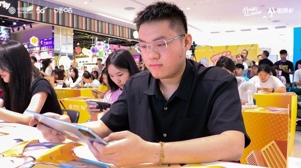 动感地带电竞卡特写展示，卡片设计炫酷，背景为游戏界面投影