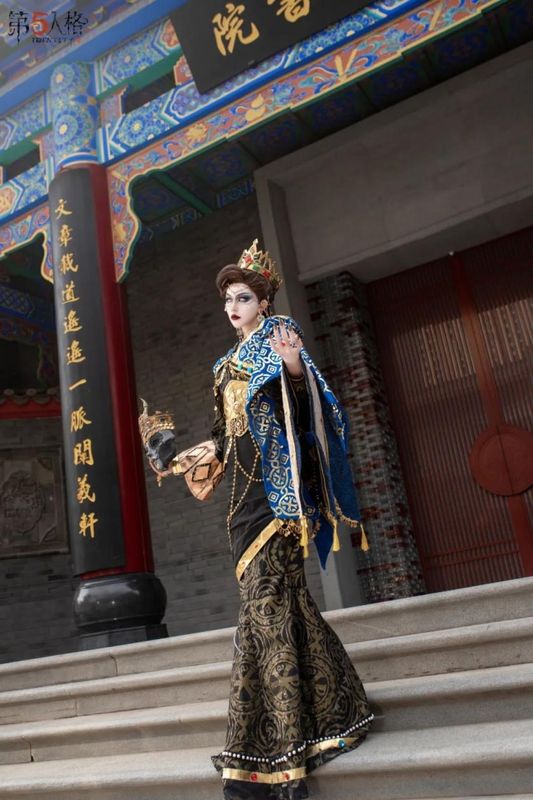 入殓师COSER静立展台，神情肃穆，还原角色孤高气质