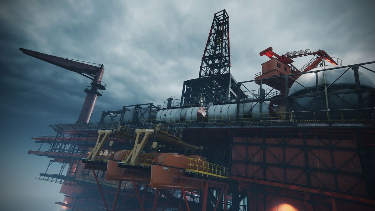 SWAT队员在夜色中乘坐快艇逼近一座海岛，船头灯光照亮波浪，远处建筑隐约可见