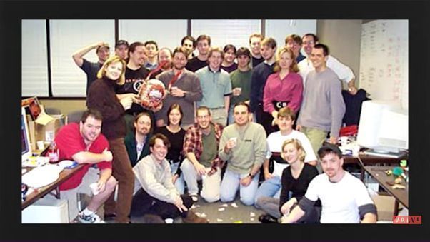 G胖坐在办公室中面对镜头讲述内心挣扎的特写画面