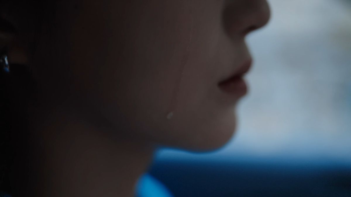 主角与小魔女在厨房嬉闹，面粉洒满空中，笑容灿烂