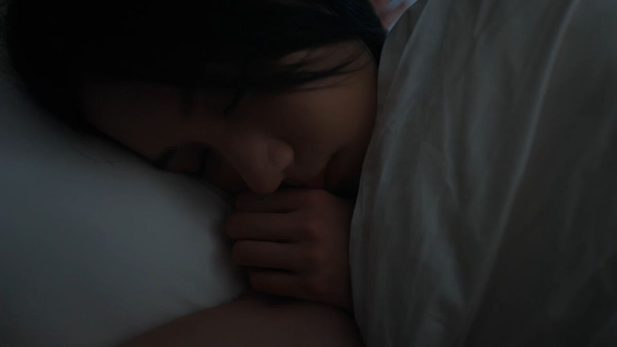 主角与好友坐在咖啡厅角落聊天，神情轻松自然