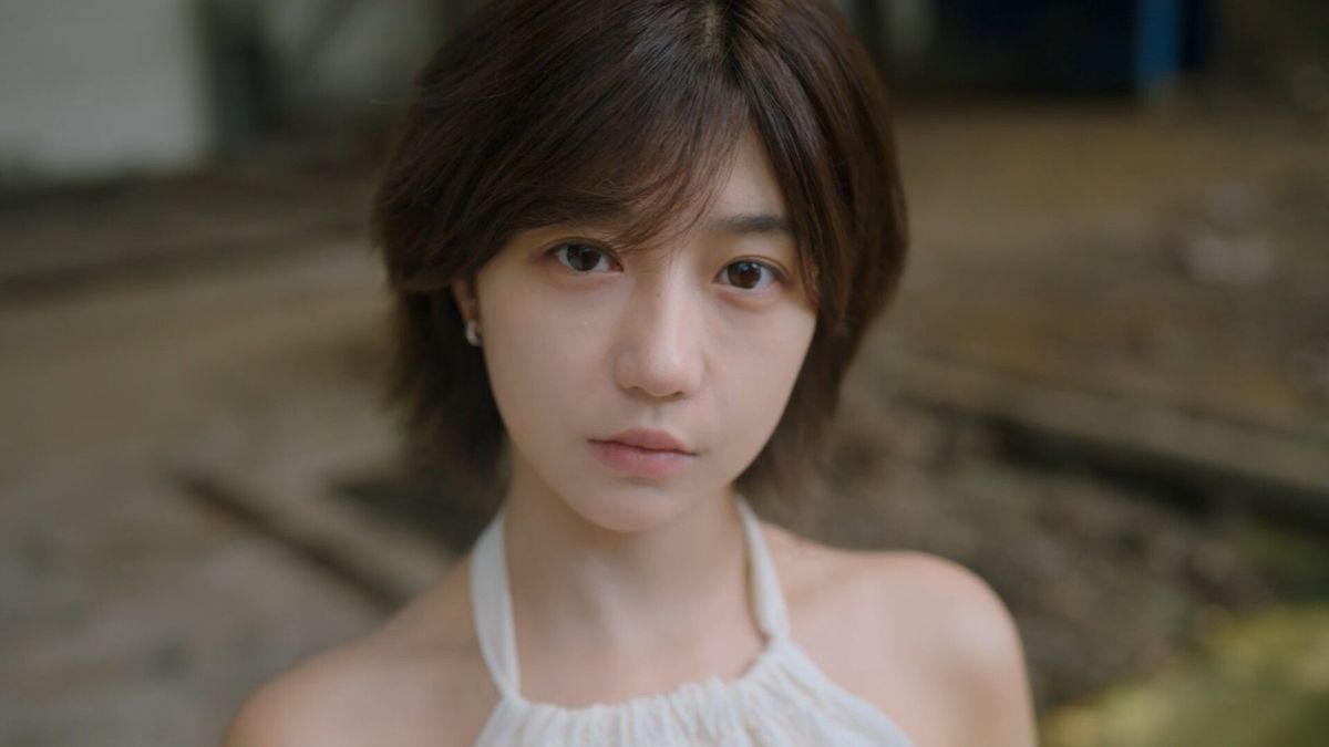 女主们齐聚咖啡厅，神情各异，似有故事发生