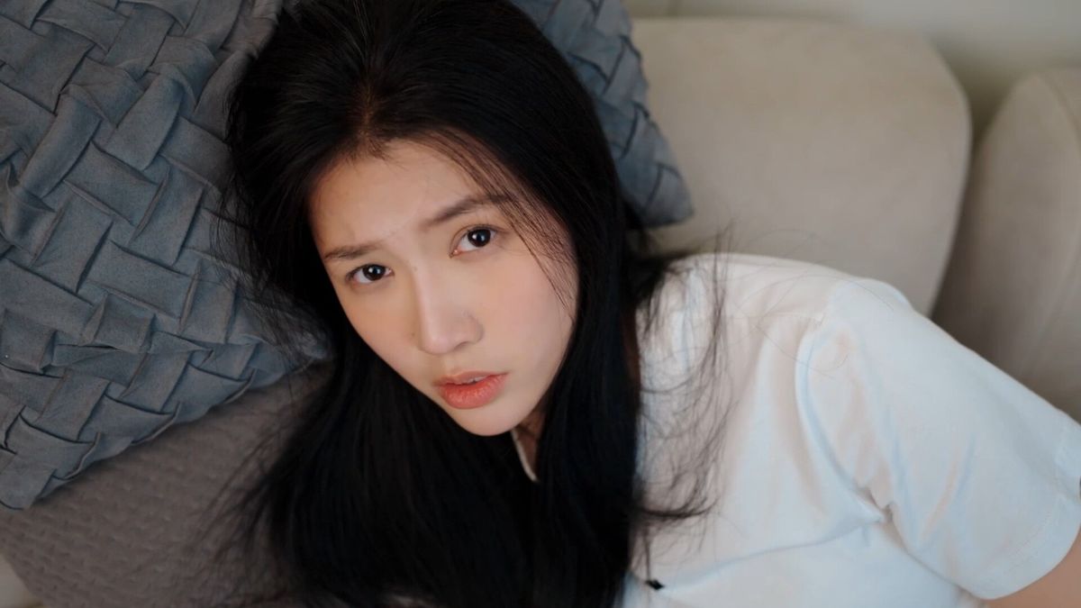 主角与女主在图书馆共读一本书，氛围安静温馨