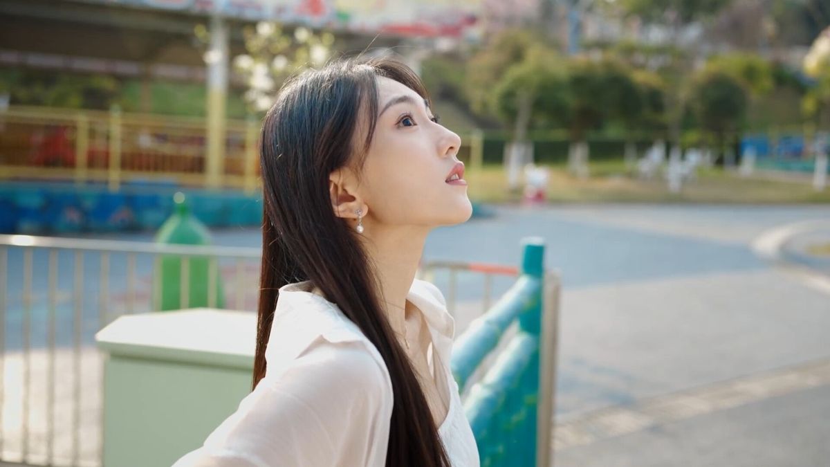 主角与女主在雪地中牵手前行，雪花纷飞，浪漫唯美