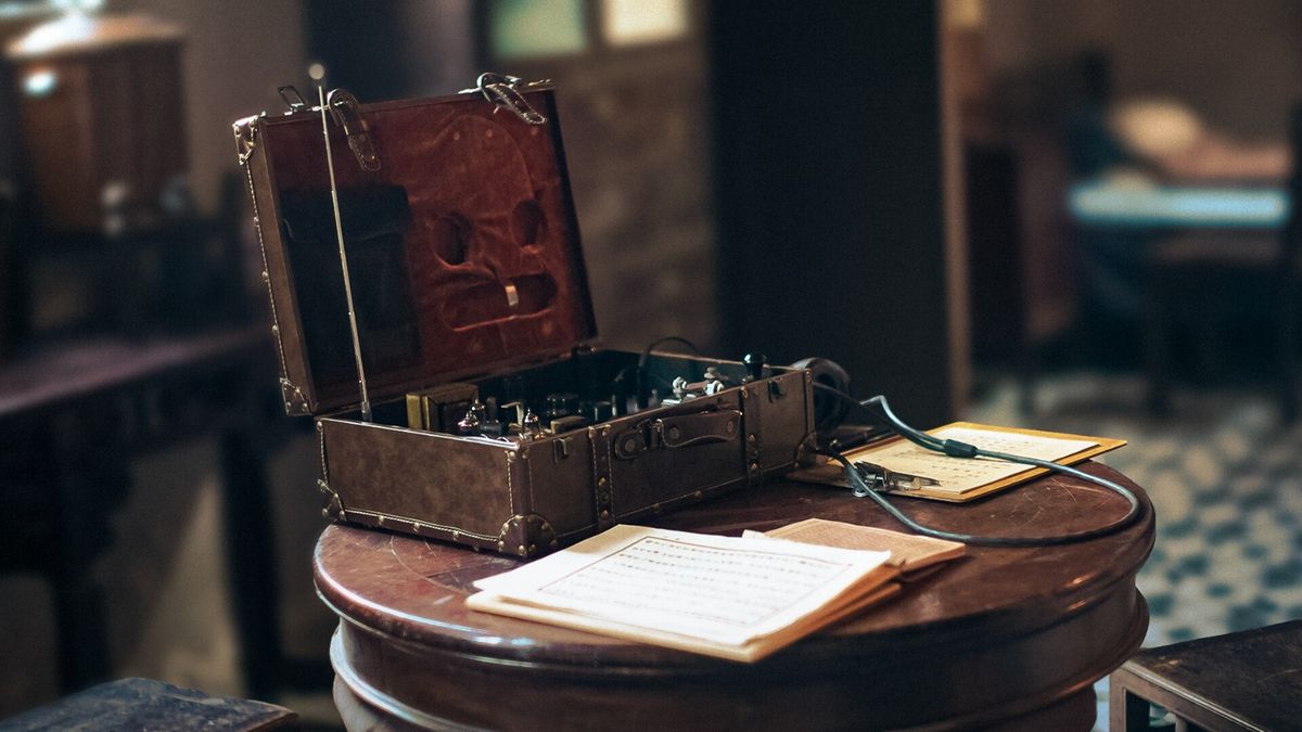 两名主角并肩行走在雨夜上海街头，身后是霓虹闪烁的洋楼，氛围孤寂而危险
