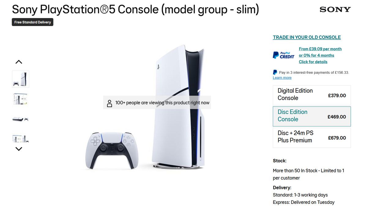 PS5 Slim主机并列展示，左侧为无光驱数字版，右侧为带光驱版，整体设计简洁现代