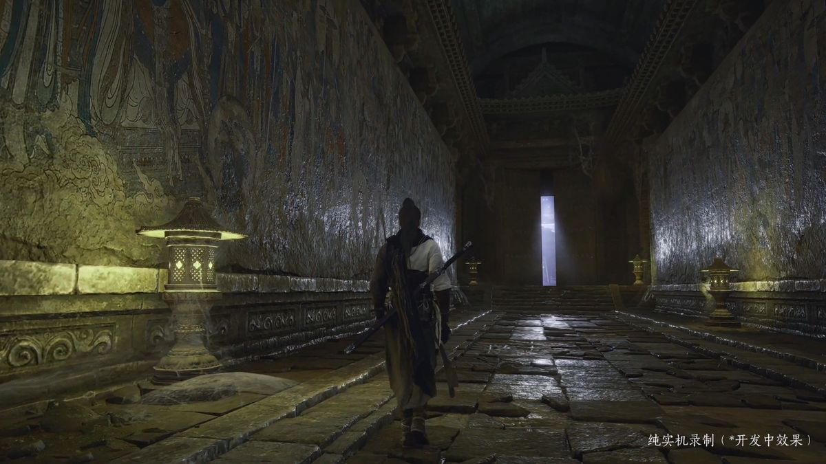 角色在庭院中练剑，背景为古风建筑，氛围宁静悠远