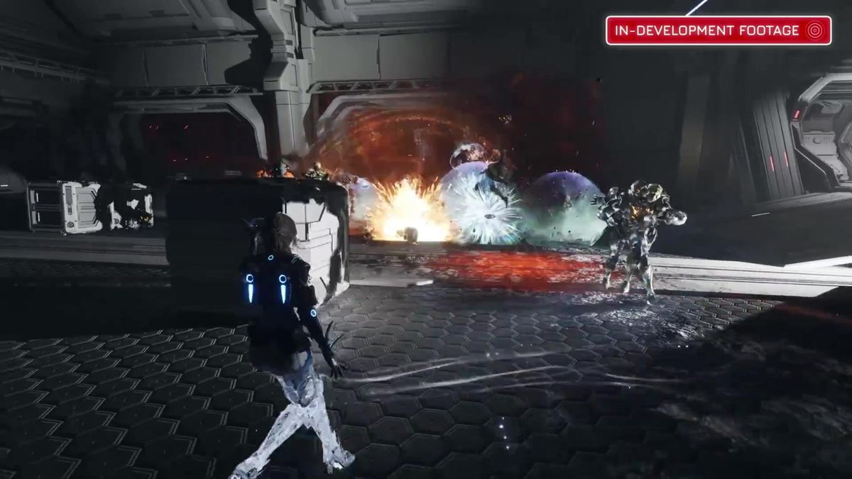 恐惧装甲Boss战场景，金属质感机体释放红色能量波攻击玩家