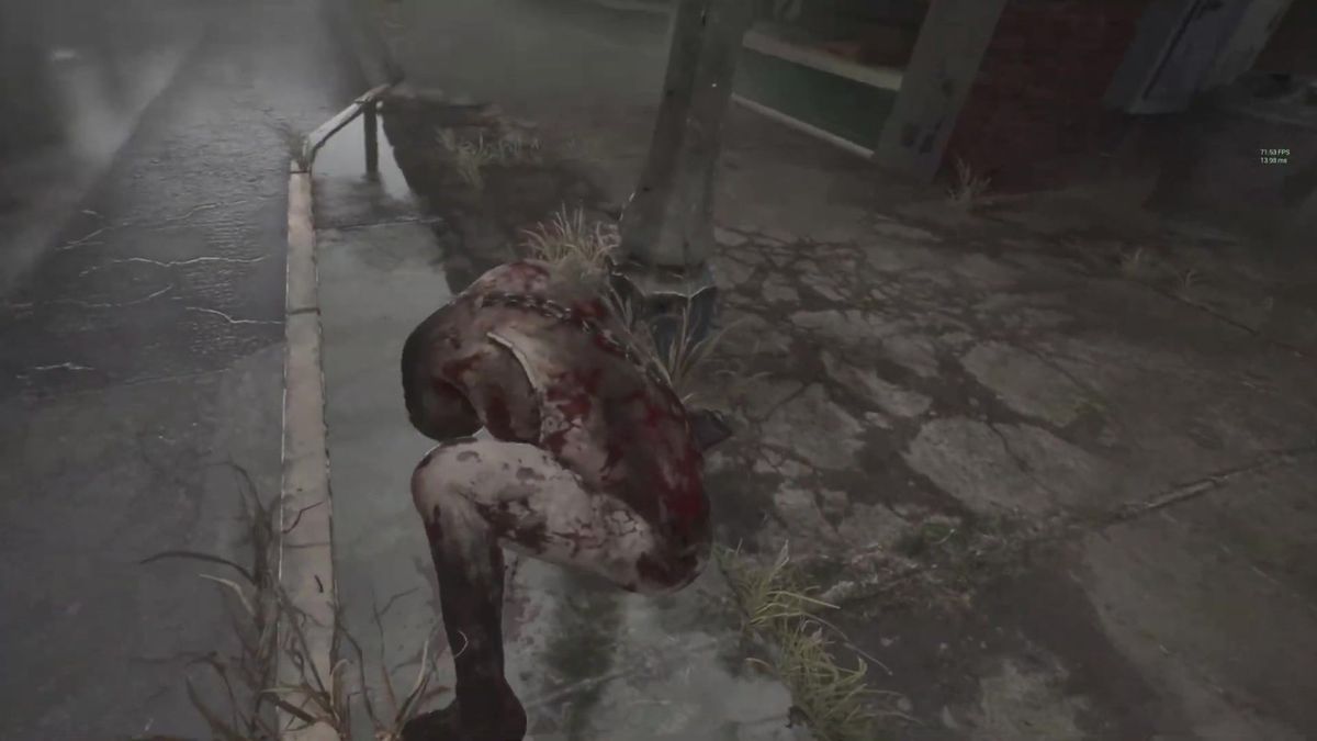 玩家在VR视角下与三角头敌人对峙，紧张气氛拉满