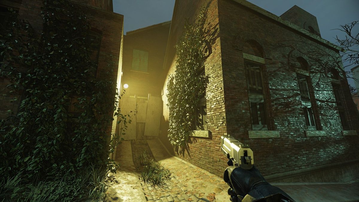 户外水域场景，水面倒影完整呈现周围建筑与天空光影