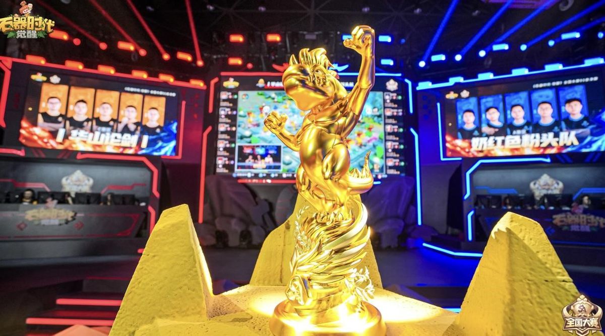 舞台中央大屏幕展示比赛对战画面，选手专注操作，导播台实时切换镜头