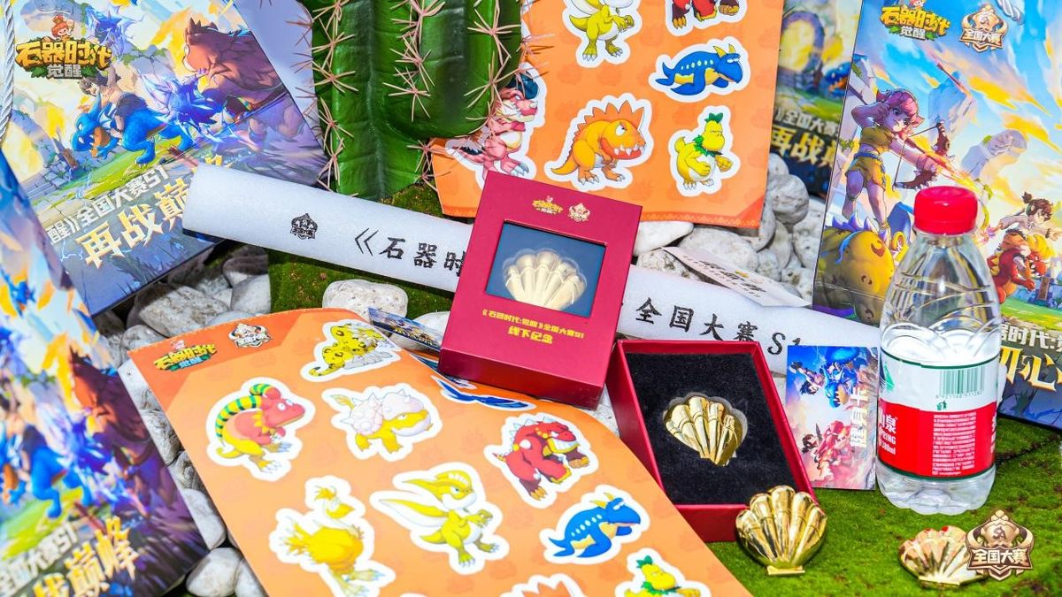 四支战队代表登台合影，背景为赛事LOGO，选手神情坚定