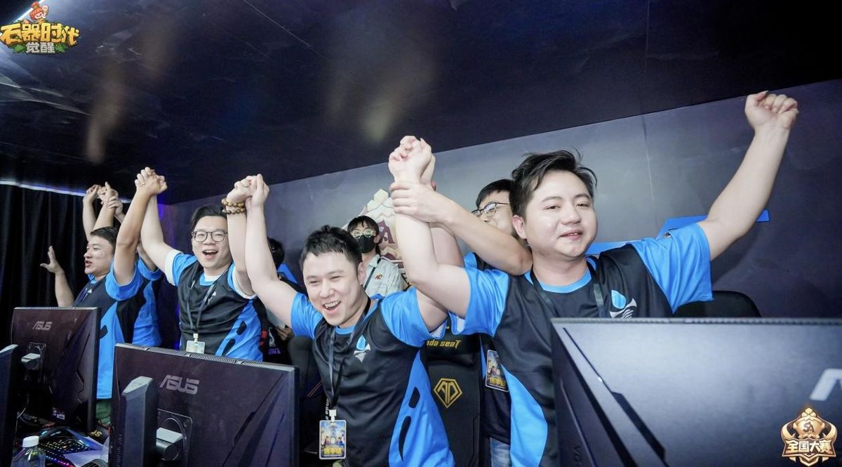 冠军队伍举杯庆祝，队员激动相拥，舞台灯光闪耀