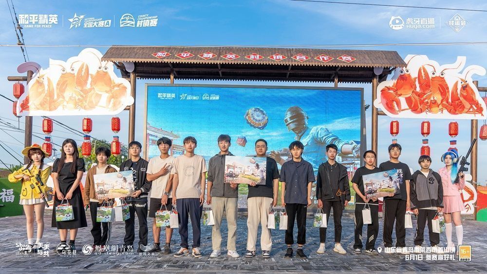 [觉纸会扣金字塔]战队成员合影领奖，笑容灿烂