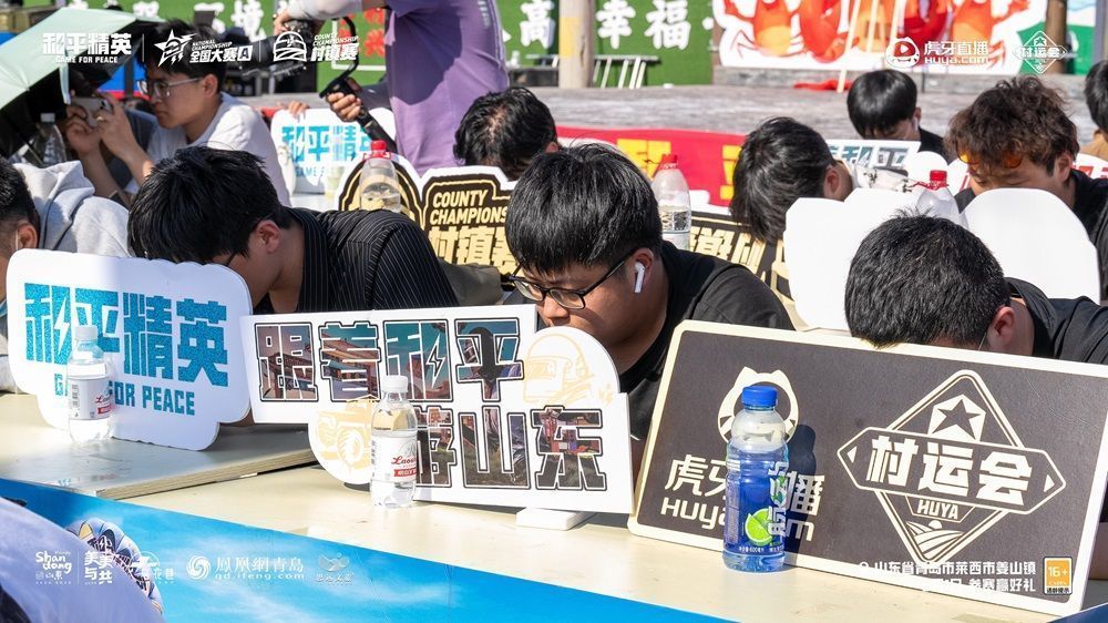 舞台搭建在乡村广场，背景为‘决战淄博’主题大屏，灯光璀璨