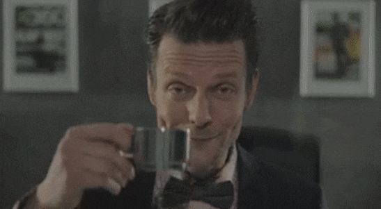 Sam Lake在Remedy工作室内的工作影像，神情专注地讨论游戏剧情设计