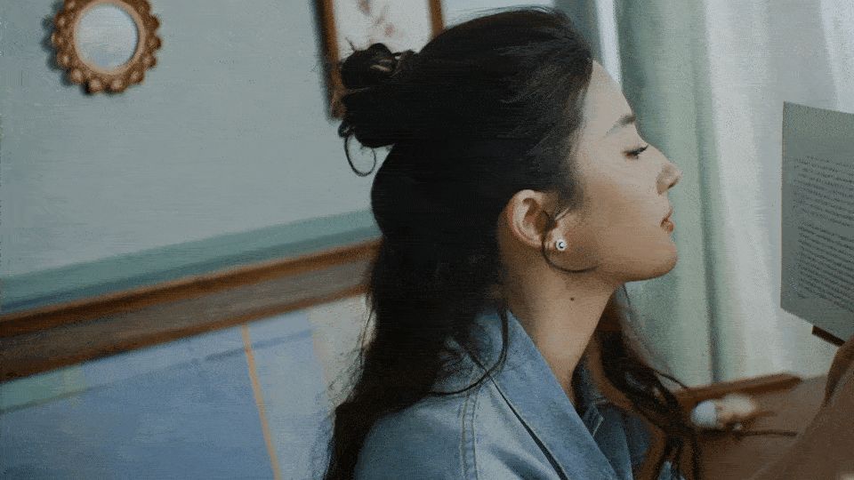 刘亦菲轻抚猫咪，脸上露出温柔笑容，画面温暖治愈