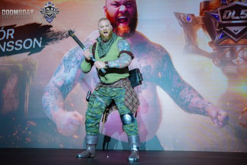 魔山与参赛选手进行拔河游戏，双方奋力对抗，观众围成一圈呐喊助威