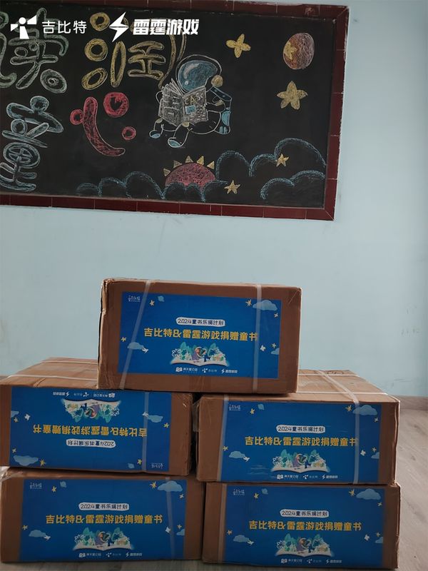 工作人员正在搬运成箱的新书，准备发往各地乡村学校