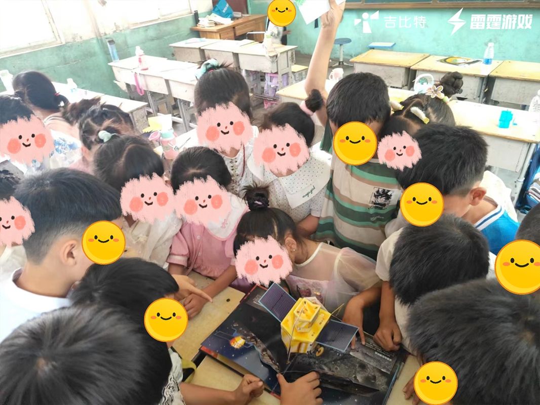 教师带领学生进行阅读分享会，课堂氛围温馨活跃