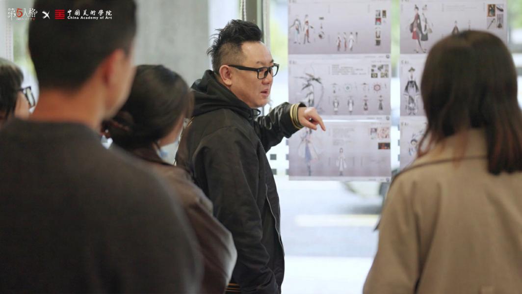《第五人格》执行主美在中国美术学院进行学术分享，台下学生专注聆听角色美术设计理念