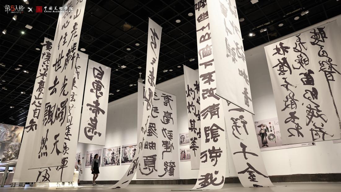 设计师手稿特写，线条细腻，融合书法笔触与角色服饰结构