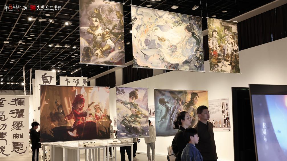 学生与《第五人格》美术团队合影，背景为合作主题展板