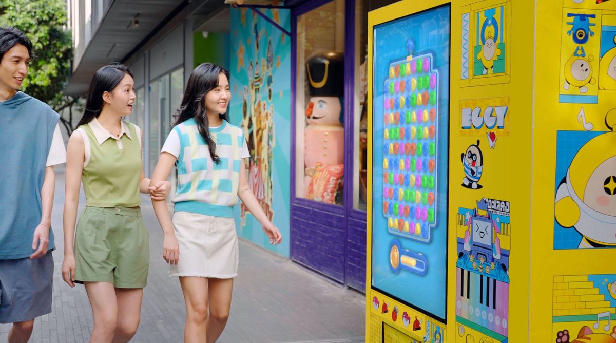 三消关卡界面展示，彩色方块整齐排列，角色在侧边兴奋观望，消除特效绚丽夺目