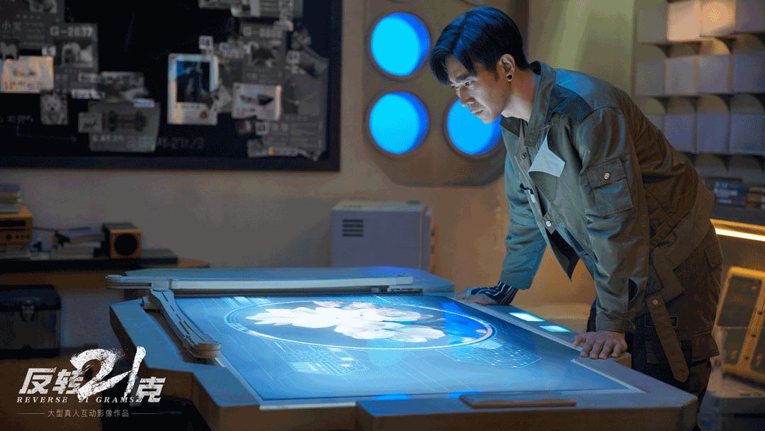 主角与反派在雨夜展开激烈搏斗，背景是闪烁的霓虹广告牌，雨水飞溅，动作张力十足