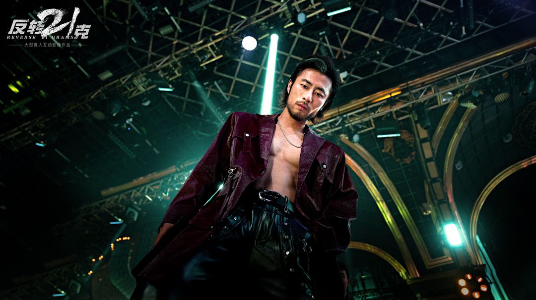 游戏内选择界面展示，屏幕上出现多个选项分支，如‘相信她’‘继续调查’‘放弃追问’等，体现剧情多样性