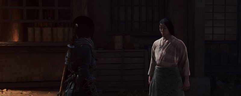 《刺客信条：影》游戏画面展示主角潜行接近敌人据点，夜色中灯火通明的日本古城