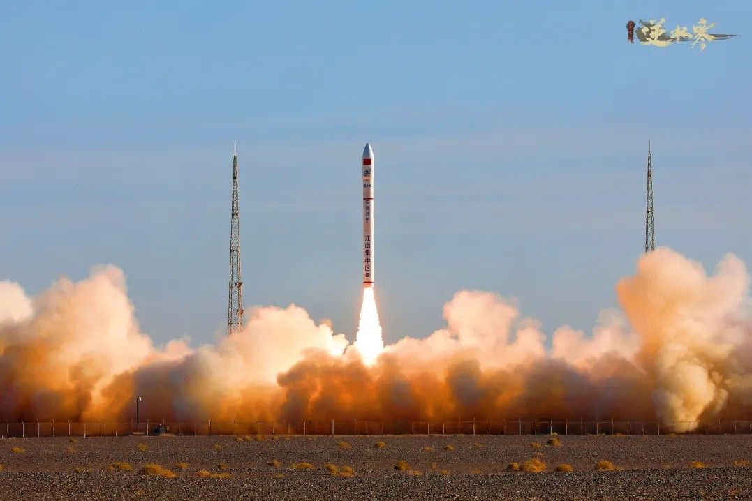 火箭发射瞬间，火焰喷涌，谷神星一号腾空而起，背景为夜空与发射塔