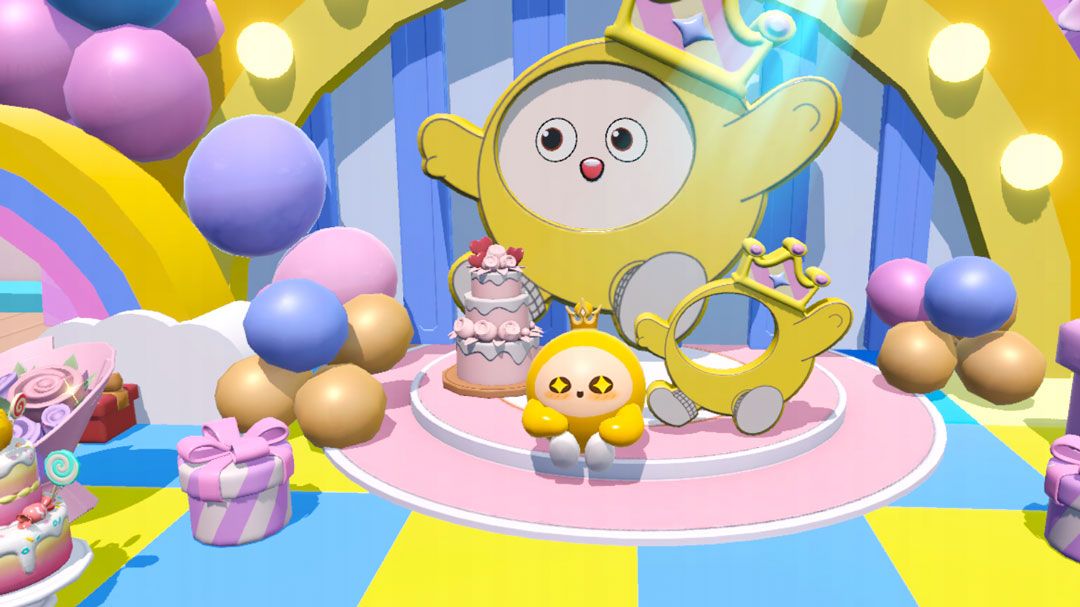 蛋仔头戴‘生日王冠’坐在地上，做出‘屈膝坐’动作，背景有气球和彩带装饰