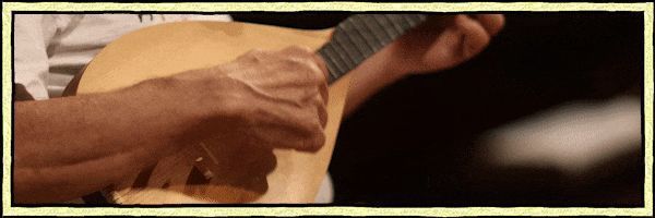 玩家在战斗中使用‘圣杯’卡牌释放治愈法术，光芒笼罩受伤骑士