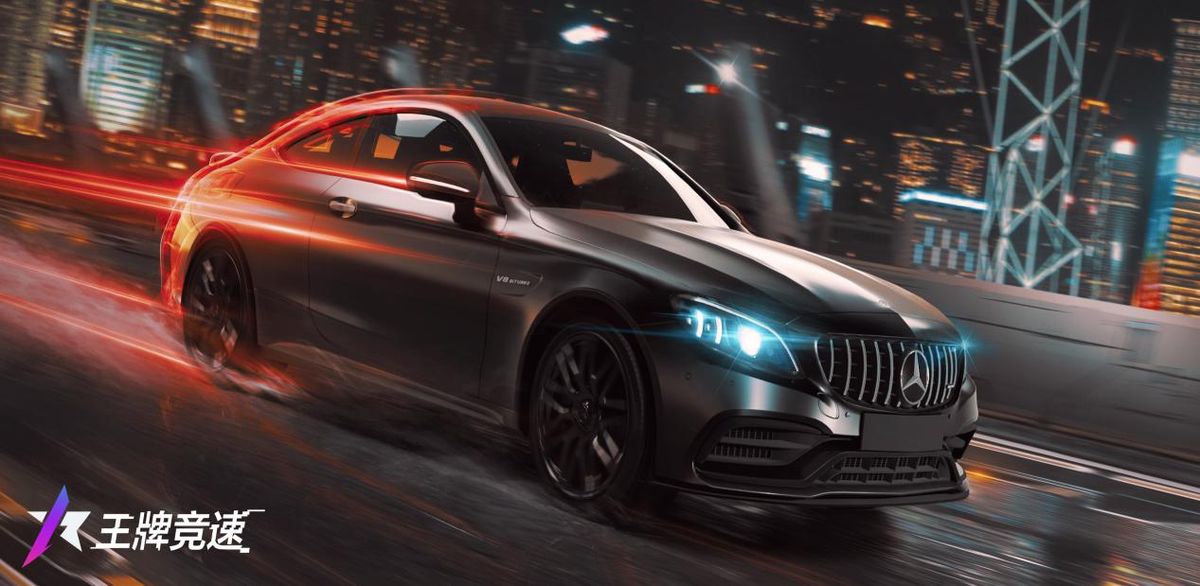 梅赛德斯-AMG C 63 S Coupe 在赛道上蓄势待发，车身线条锋利，灯光映衬下尽显霸气