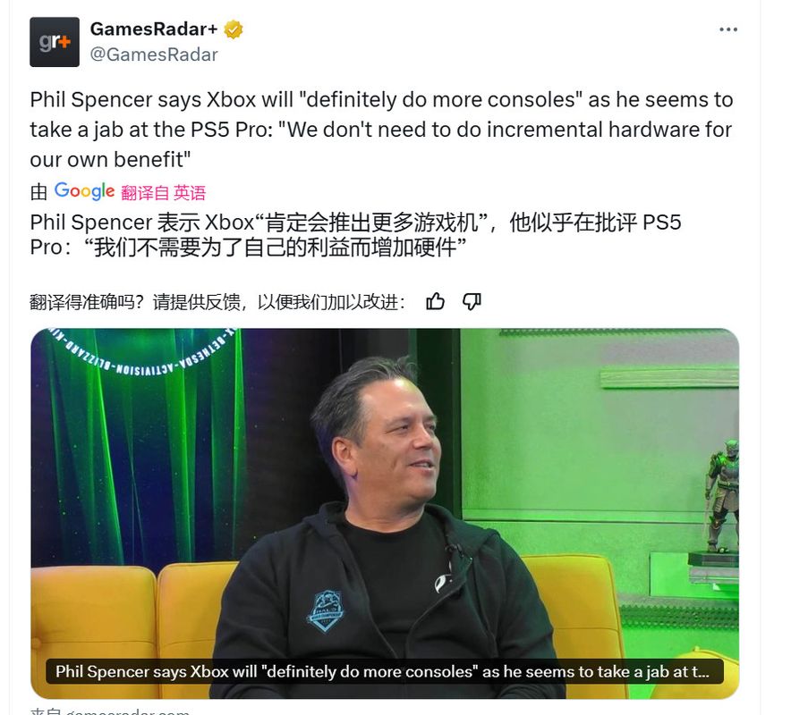 Phil Spencer在彭博社办公室接受采访，背景为Xbox标志与多款游戏封面，神情自信