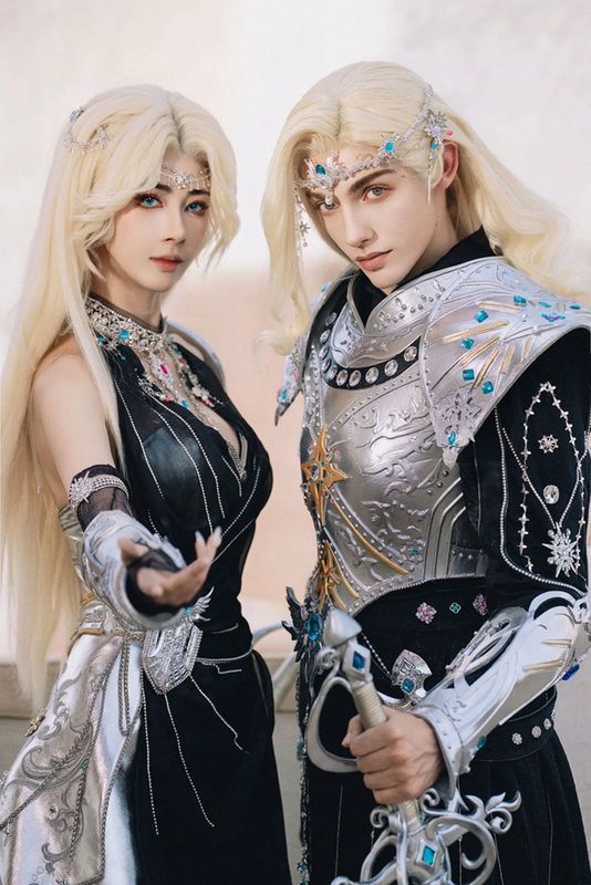 不朽者女性角色Coser写真，身穿金色纹饰长袍，眼神凌厉，手持双刃，展现神秘西域风情