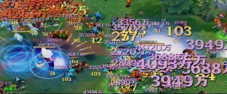 《屠龙战记》多人合作场景，四位玩家围攻巨型龙形BOSS，场面宏大，光影震撼